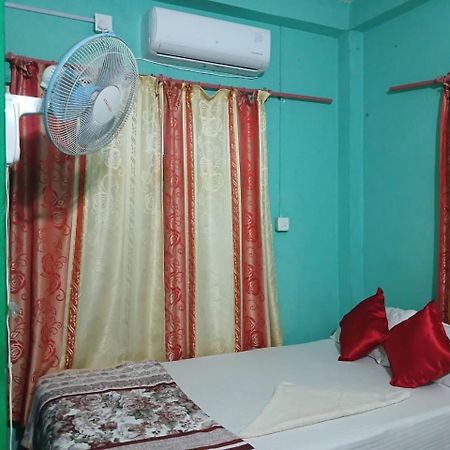 Tiger Corner Inn Sauraha Exterior foto