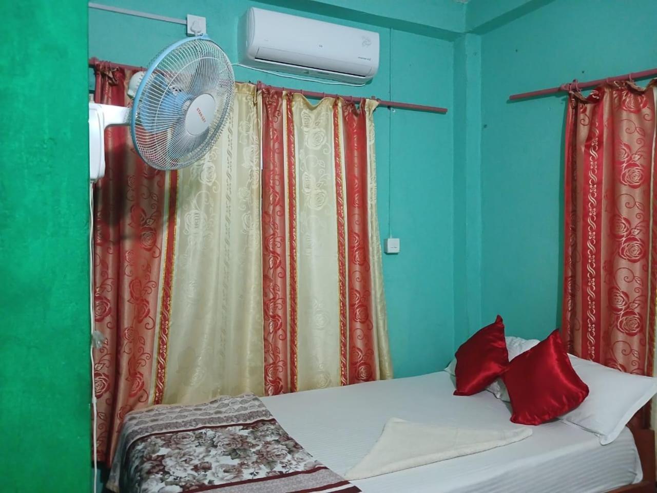 Tiger Corner Inn Sauraha Exterior foto